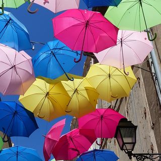 Gli ombrelli colorati di Nizza Monferrato in vendita per aiutare l'associazione Cure Palliative
