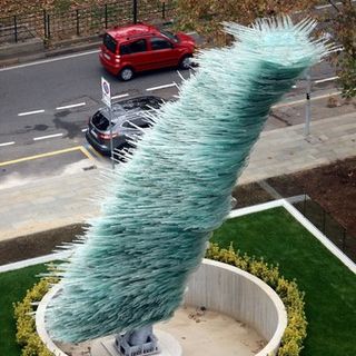 L'opera &quot;La totalità&quot; di Costas Varotsos torna a brillare ai giardini accanto al grattacielo di Intesa-Sanpaolo