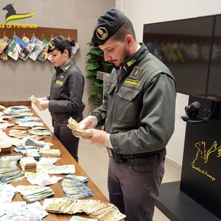Rinvenuti dalla Finanza in un casolare astigiano armi, droga e oltre 1,5 milioni di euro