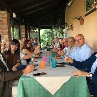 Il brindisi dei sindaci del Distretto dopo la degustazione del biscotto