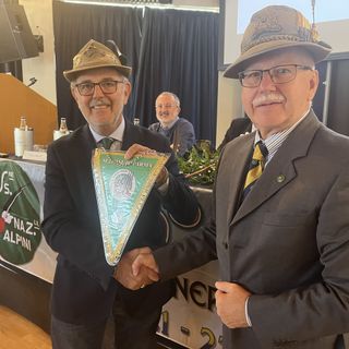 Il passaggio di consegne tra il rappresentante della Sezione ANA di Asti Giorgio Gianuzzi (a sinistra) e Angelo Modolo (a destra) presidente della Sezione di Parma.