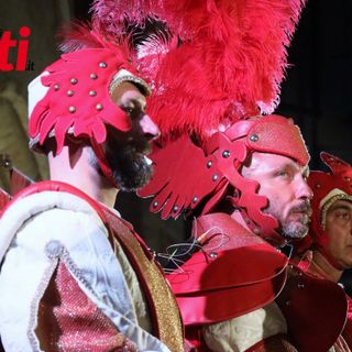 Gianbattista Filippone, in veste di Capitano del Palio, tra i due magistrati (Merphefoto)