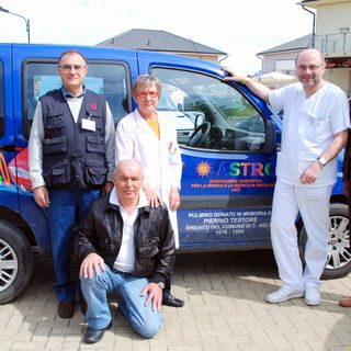Immagine d'archivio del dottor Testore con alcuni volontari Astro