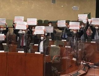 Gioco d'azzardo, iniziata in aula la discussione della nuova legge. Ostruzionismo a oltranza e proteste delle opposizioni