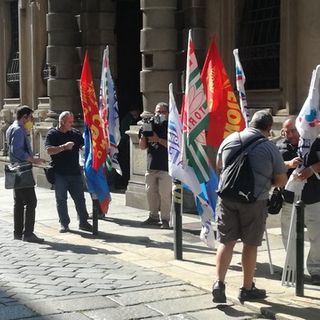 Ex Embraco, la delusione sotto le finestre del Consiglio regionale: &quot;Non siamo calcio o slot machine&quot; [VIDEO]