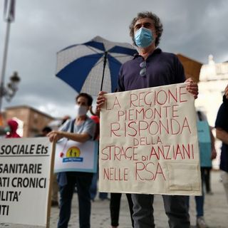 Vittime nelle rsa, protesta in piazza Castello: &quot;Morti a perdere, solo perché erano vecchi&quot;