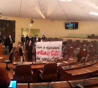 &quot;Fuori gli antiabortisti dai consultori&quot;, bagarre in Consiglio Regionale [VIDEO e FOTO]