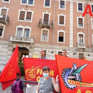 Un'immagine del presidio davanti alla sede dell'Unione Industriale di Asti