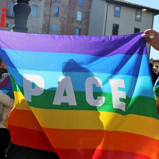 Anche i Giovani Astigiani e il gruppo 'Maurizio Rasero sindaco' alla fiaccolata contro la guerra in Ucraina