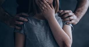 Padre orco accusato di violenze sulla figlia. La madre non le crede