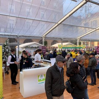 Due immagini (la seconda a fine articolo) dell'area Coldiretti al Palatartufo di piazza San Secondo