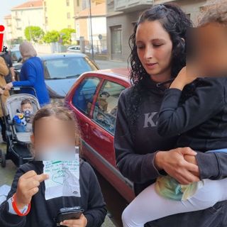 Una famiglia residente nella palazzina occupata di Corso Volta