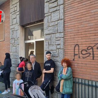 Alcuni membri del Coordinamento Asti Est con i residenti della palazzina ci Corso Volta