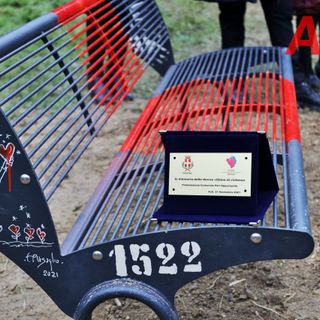 Asti ha una nuova panchina 'griffata' Filippo Pinsoglio, al Parco Fruttuoso di via Mattarella