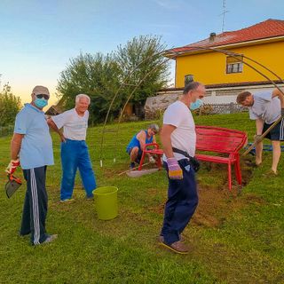 Una panchina &quot;violentata&quot; da vandali, ad Asti diventa simbolo contro la violenza
