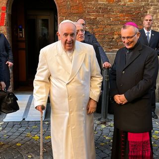 &quot;Ora vi scalderete&quot;, Papa Francesco scende tra le persone in attesa in piazza Catena [VIDEO E FOTO]