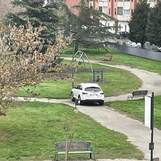 In via Torchio giardini usati come parcheggi e fuochi d'artificio a mezzanotte [VIDEO]