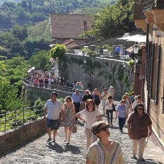 Una passeggiata didattica sulla Sternìa organizzata da Memoria Viva alla scoperta dei tesori di Canelli.