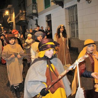 Presepe vivente a Montechiaro con i piccoli dell'oratorio attraverso le vie del paese