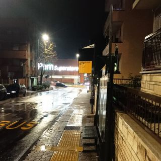 &quot;In via Corridoni le fermate del bus sono sprovviste di pensiline, i cittadini costretti ad aspettare sotto la pioggia&quot;