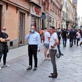 Da oggi fino al 2 giugno in Piemonte scatta l'obbligo della mascherina anche all'aperto