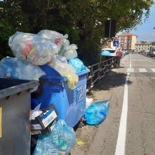 L'abbandono dei rifiuti non va in vacanza. Catasta di plastiche all'ingresso di Costigliole