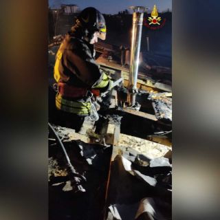 Vigile del fuoco su tetto dopo incendio