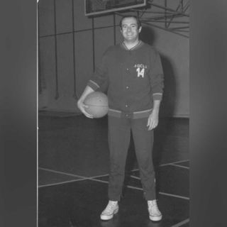 Un giovane Andrea Ravalico quando giocava nella Saclà Asti, a fine articolo il team astigiano e una foto recente dell'ex atleta scomparso. Tutte le immagini sono tratte dalla sua pagina Facebook