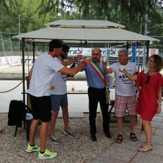Il brindisi tra i due atleti responsabili dell'area, il sindaco Rasero, il presidente Rizzo e l'assessore Morra