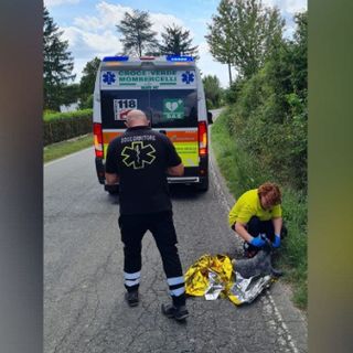 Un momento del salvataggio di un cane in difficoltà (foto tratta dalla pagina Facebook della Croce Verde Mombercellese)