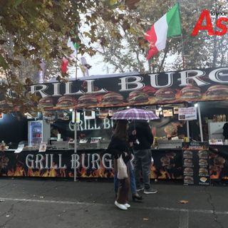 Il Mercato Europeo supera la "prova" della pioggia. Molti astigiani anche oggi non hanno rinunciato al gusto "di mondo"