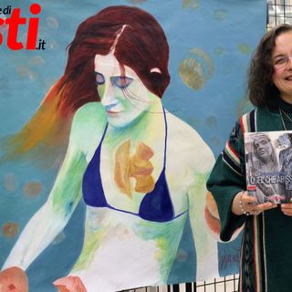 Maura Maffei con alle spalle l'opera realizzata da Rossana Turri (tutte le immagini presenti in questo articolo sono state scattate da Efrem Zanchettin - Merfephoto)