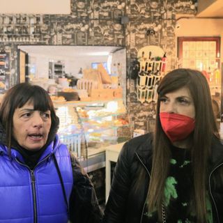 Due titolari di banchi mercatali in piazza Alfieri