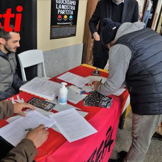 Due immagini, la seconda a fine articolo, della raccolta firme (ph. Efrem Zanchettin)