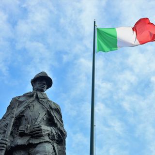 Un suggestivo scatto realizzato da Merfephoto - Efrem Zanchettin al monumento all'Alpino di piazza Libertà