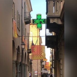 La temperatura registrata da un termometro oggi a Nizza Monferrato alle 18.40 (Foto Neba) - Ndr: immagine inserita solo a scopo giornalistico, in quanto le temperature esposte nall'articolo sono state rilevate da centraline meteo certificate e hanno valenza scientifica