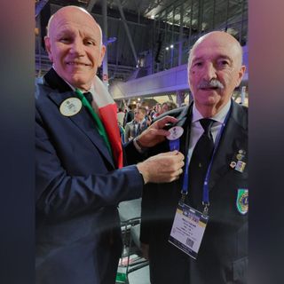 LO STRAPPO il passaggio di consegnr tra Claudio Sabattini, Past Governatore e Oscar Bielli Governatore del Distretto Lions 108Ia3