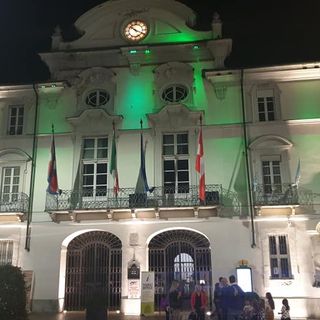 Piazza San Secondo illuminata di verde