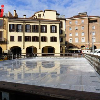 La pista di ghiaccio in piazza Statuto