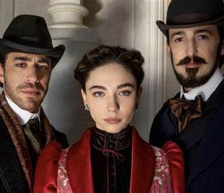Matilda De Angelis tra Eduardo Scarpetta e Pier Luigi Pasino sul set della prima stagione