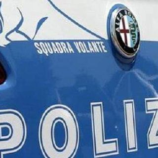 Nonostante il divieto cerca di avvicinare moglie e figlie: arrestato dalla polizia. Era riuscito a trovare la donna attraverso una foto pubblicata sui social