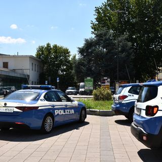 Colpisce con una testata l’ex compagna in pieno giorno nel parcheggio del Pronto Soccorso