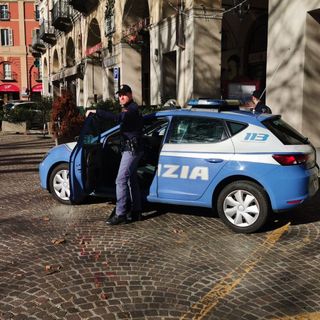 Cameriere ubriaco dà in escandescenza nell’hotel in cui lavora e cerca di aggredire i poliziotti