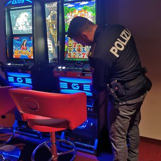 Asti: la Polizia indaga due giocatori albanesi di slot machine per truffa