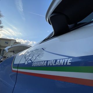 Controlli della polizia in zona stazione: espulsione per uno straniero irregolare, un altro stazionava in piazza Marconi in barba al divieto