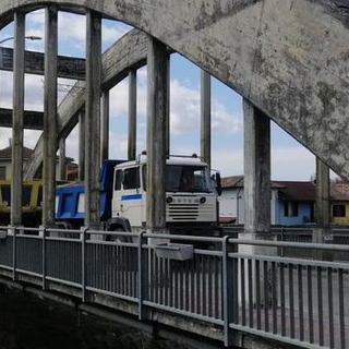 Immagine di archivio del ponte sul Belbo ad Incisa Scapaccino