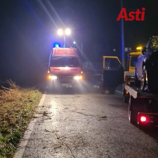 Esce di strada per lo scoppio della gomma e finisce in un campo. Brutta avventura per due ragazzi, ma solo un grande spavento