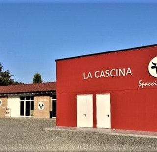 Prefabbricati Guerrini realizza la struttura per un punto vendita di carni dall'estetica contemporanea e minimalista
