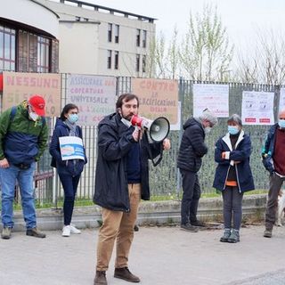 Un momento del presidio davanti all'ospedale