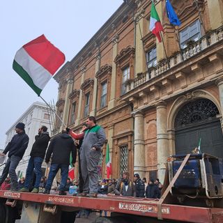 Alcune immagini della protesta ad Alessandria che vede coinvolti anche molti agricoltori astigiani